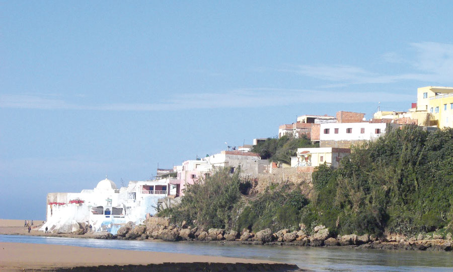 Moulay Bousselham entre bleu azur et rouge fraise