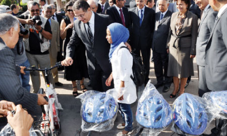 Distribution de bus scolaires et de vélos
