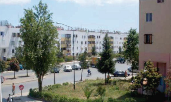 Conçue pour accueillir 120 000 habitants,  la ville paye les frais de ses ambitions
