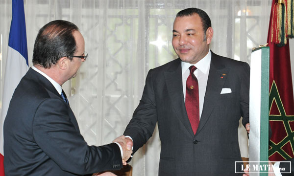 Sa Majesté le Roi Mohammed VI a décoré le Président français, M. François Hollande du Wissam Al Mohammadi (Classe exceptionnelle).
