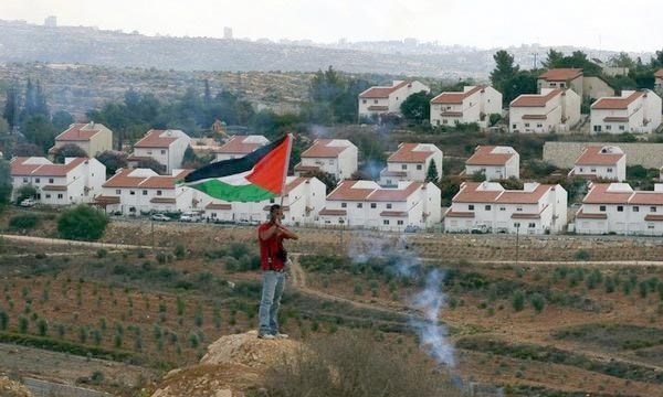Israéliens et Palestiniens au pied du mur