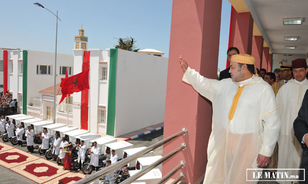 S.M. le Roi inaugure plusieurs projets inscrits dans le cadre de la mise à niveau urbaine de la ville d’Imzouren
