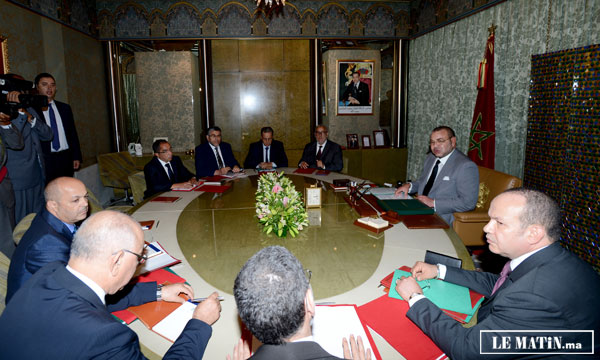 Sa Majesté le Roi Mohammed VI préside à Casablanca une séance de travail consacrée à l’examen des divers volets relatifs  à la problématique de l’immigration au Maroc