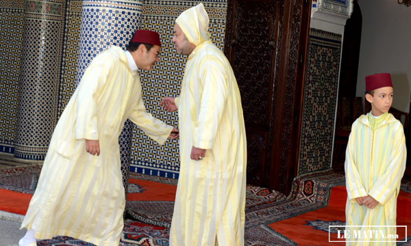 Amir Al-Mouminine accomplit la prière  de l'Aïd Al-Adha à la mosquée Ahl Fès à Rabat  et reçoit les vœux en cette heureuse occasion