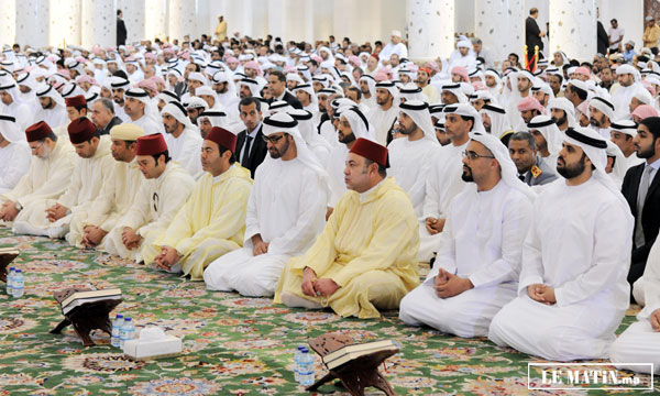 Sa Majesté le Roi,  Amir Al Mouminine,  accomplit la prière  du vendredi à la Mosquée Cheikh Zayed à Abou Dhabi