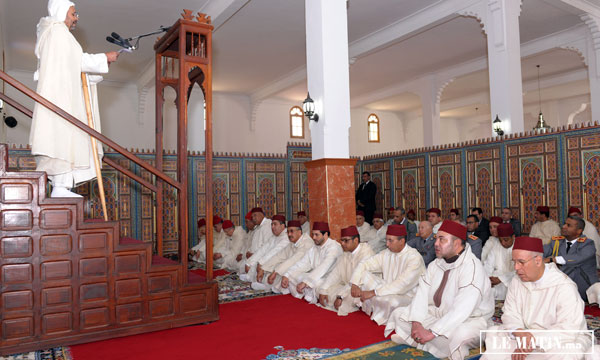 S.M. le Roi Mohammed VI accomplit la prière  du vendredi à la mosquée Attaouba à Marrakech