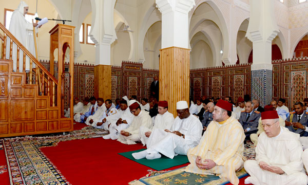 Amir Al Mouminine accomplit la prière  du vendredi à la mosquée Assalam à Dakhla