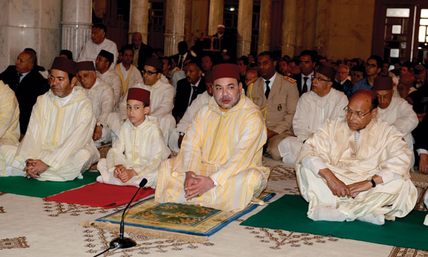 Amir Al Mouminine et le Président tunisien accomplissent la prière du vendredi à la mosquée Al Imam Malik Ibn Anas à Tunis