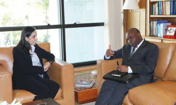 Mbarka Bouaïda s'entretenant avec Laurent Kavakure, ministre des Affaires étrangères et de la coopération du Burundi.
