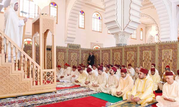 S.M. le Roi, Amir Al Mouminine, accomplit la prière du vendredi à la mosquée Ryad à Oujda