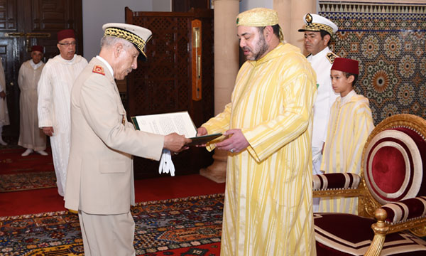 S.M. le Roi préside la cérémonie de prestation de serment des officiers lauréats des grandes écoles militaires et paramilitaires