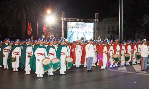 La traditionnelle retraite aux Flambeaux égaye la place Al-Barid de Rabat avec  des parades admirables