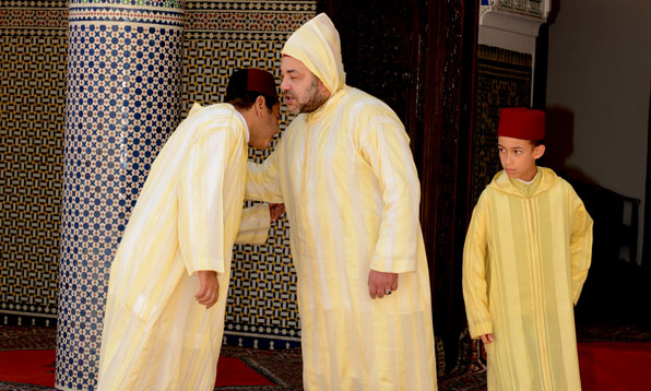 S.M. le Roi, Amir Al Mouminine, accomplit la prière de l'Aid Al-Fitr à la mosquée Ahl Fès à Rabat et reçoit les vœux en cette heureuse occasion