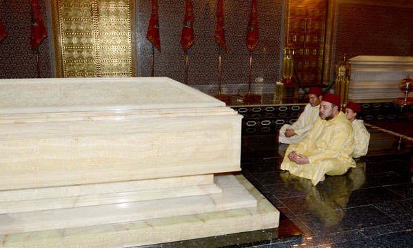 S.M. le Roi, Amir Al Mouminine, se recueille sur la tombe de feu S.M. Mohammed V