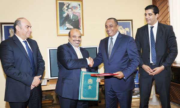 Échange de poignée de main entre Jamal Ba-Amer, directeur général de Samir, et Saïd Naciri, président du WAC. Ph. Seddik
