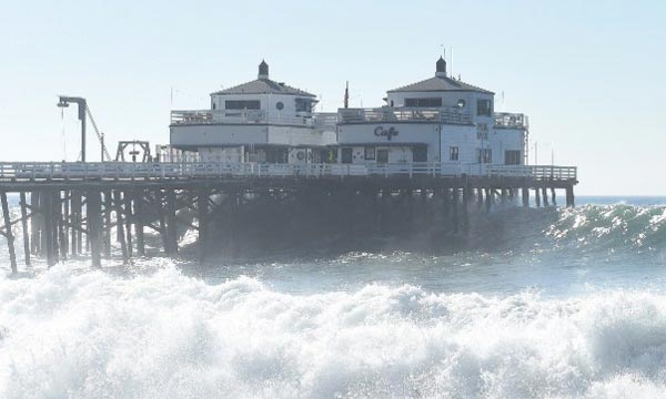 Alerte aux vagues monstres à Malibu