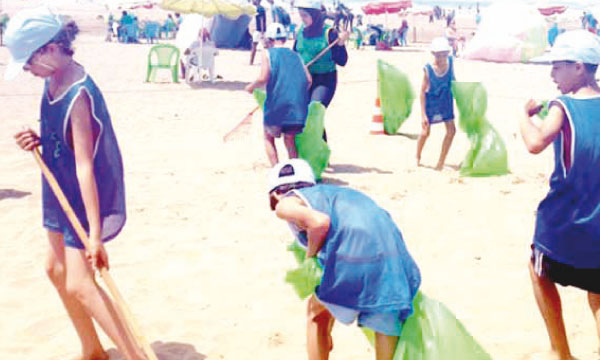 Des enfants-nettoyeurs de plage à Essaouira