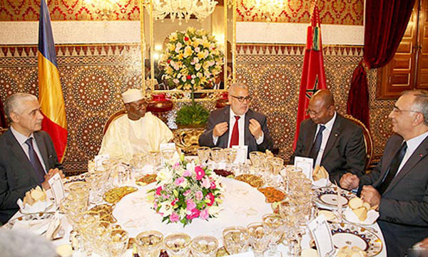 S.M. le Roi offre un dîner  en l'honneur du Premier  ministre tchadien
