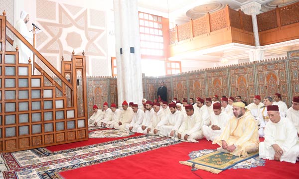 S.M. le Roi, Amir Al Mouminine, accomplit la prière  du vendredi à la mosquée Taha à Casablanca