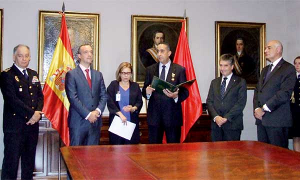 Le Royaume d'Espagne décore le directeur général et deux directeurs centraux de la DGST