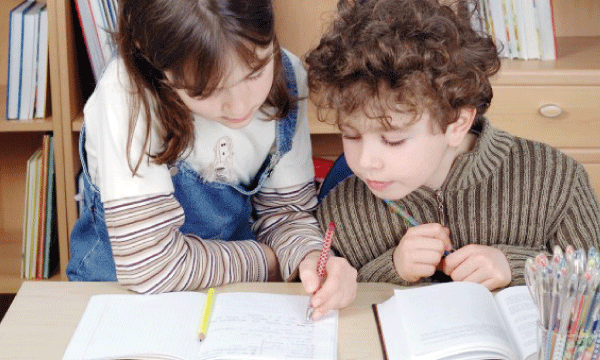Quand faut-il initier les enfants aux langues étrangères ?