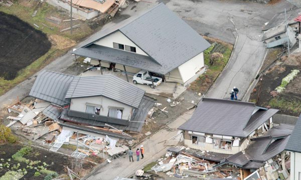 Un violent séisme paralyse le Japon