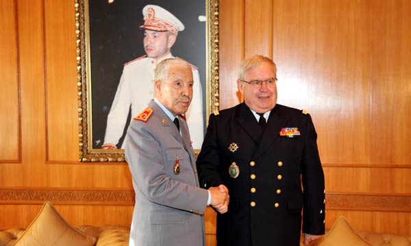 Le général de corps d'armée, inspecteur général des FAR, reçoit le chef d'État-Major général de la Marine nationale française