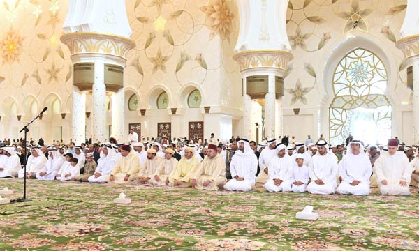S.M. le Roi, Amir Al Mouminine, accomplit la prière  du vendredi à la grande mosquée Cheikh Zayed