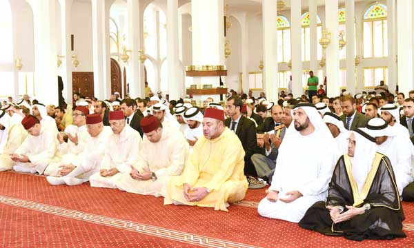 S.M. le Roi, Amir Al Mouminine, accomplit la prière du vendredi à la mosquée Soltane Ben Zayed 1er