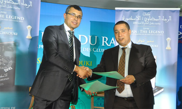 Samir Chaouki, l'auteur du livre d'or du Raja, accompagné de Mohamed Boudrika, président des Verts, lors de la cérémonie de présentation de l'ouvrage.       Ph Saouri