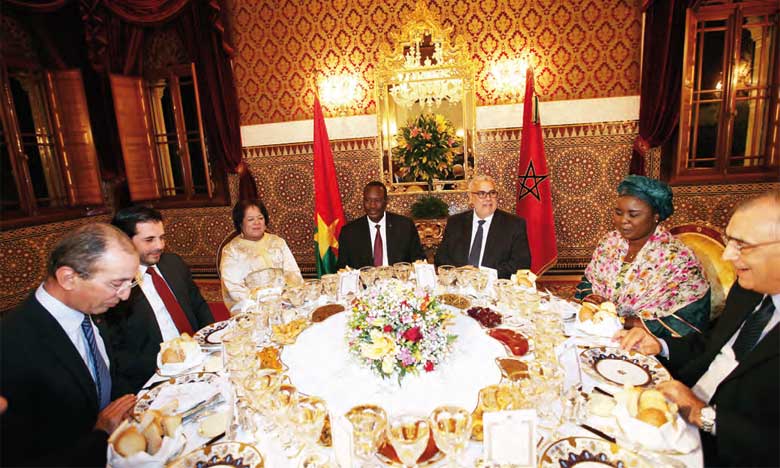 S.M. le Roi offre un dîner en l'honneur du Premier ministre burkinabé, Yacouba Isaac Zida