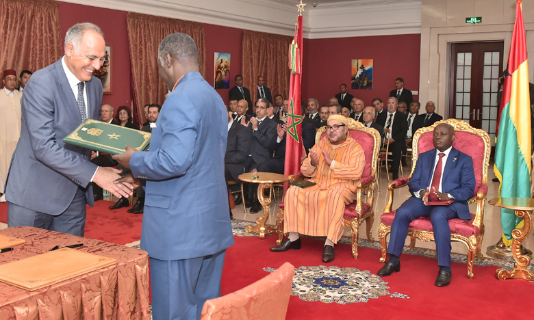 S.M. le Roi et le Chef de l’État bissauguinéen président la cérémonie de signature de 16 accords de partenariat dans différents domaines