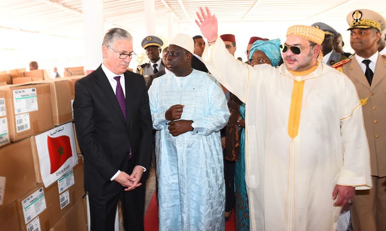 S.M. le Roi procède au CHU de Fann à Dakar à la remise d'un don sous forme de lots de dix tonnes de médicaments et d'équipements