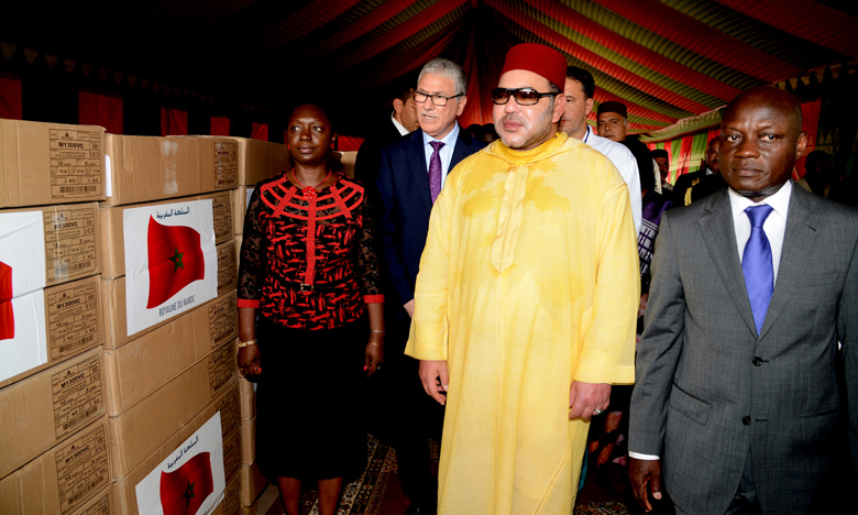 S.M. le Roi remet un don royal  de médicaments et d'équipements  médico-techniques au secrétariat de Lutte contre le Sida en Guinée-Bissau