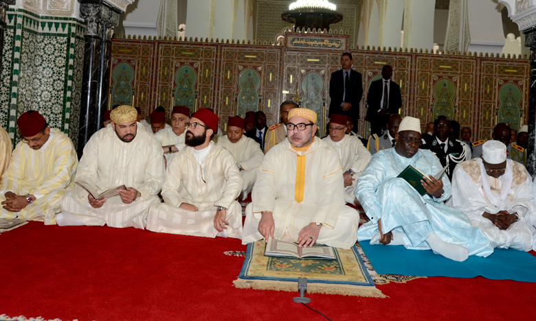 S.M. le Roi, Amir Al Mouminine, et le Président sénégalais accomplissent la prière du vendredi à la Grande Mosquée de Dakar