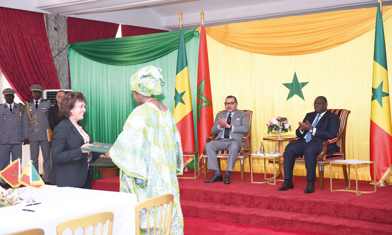 Sa Majesté le Roi Mohammed VI  et le Chef de l'Etat sénégalais président la cérémonie de signature de treize accords bilatéraux