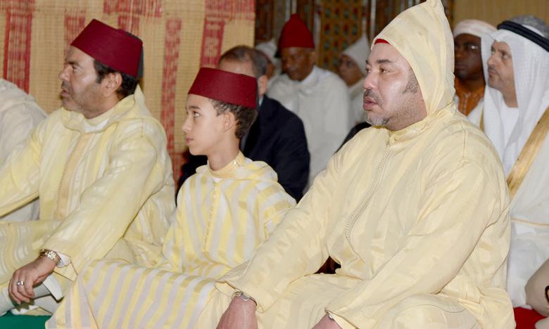 Sa Majesté le Roi Mohammed VI, Amir Al-Mouminine, accomplit la prière de Aïd Al-Fitr à la mosquée Al-Mohammadi à Casablanca et reçoit les voeux en cette heureuse occasion