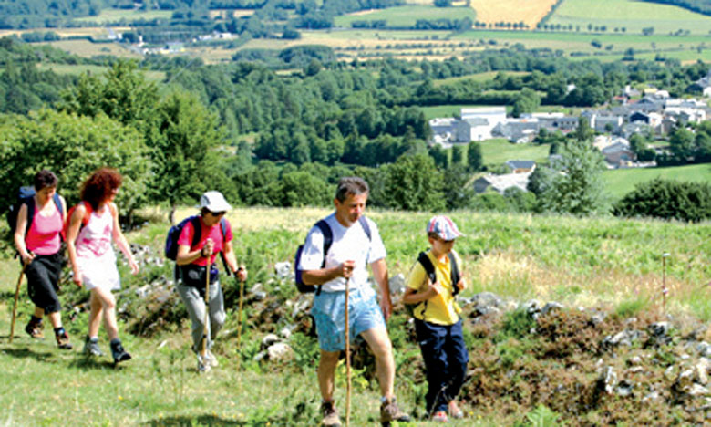 Examen des moyens de développer le tourisme rural et environnemental ...