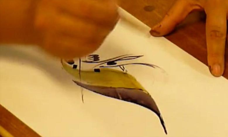Faissal Nciri anime un atelier de la calligraphique arabe 