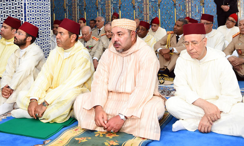 S.M. le Roi accomplit la prière du vendredi  à la Mosquée Mohammed VI à M'Diq