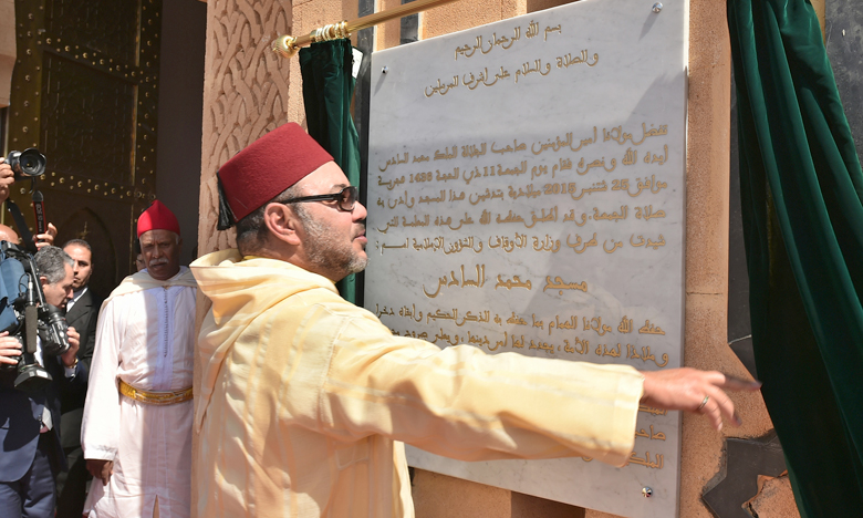 S.M. le Roi, Amir Al-Mouminine, inaugure à Sala Al-Jadida "la mosquée Mohammed VI" et y accomplit la prière du vendredi 