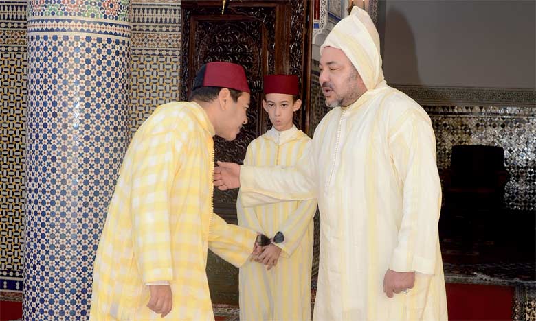 S.M. le Roi, Amir Al-Mouminine, accomplit la prière de Aïd Al-Adha à la mosquée Ahl Fès à Rabat et reçoit les vœux en cette heureuse occasion