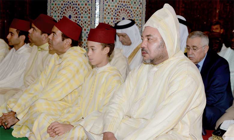 S.M. le Roi, Amir Al-Mouminine, accomplit la prière de Aïd Al-Adha à la mosquée Ahl Fès à Rabat et reçoit les vœux en cette heureuse occasion