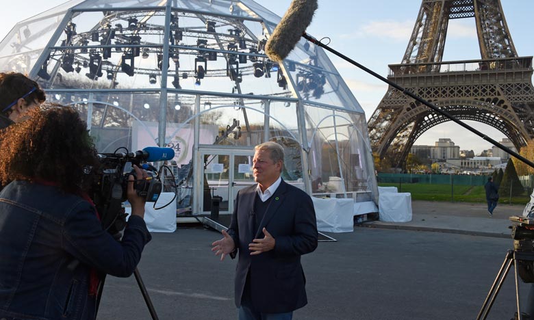 Al Gore, prix Nobel de la paix en 2007 avec le Giec, sous la Tour Eiffel, lancent une émission de 24 heures sur le climat. Ph : AFP