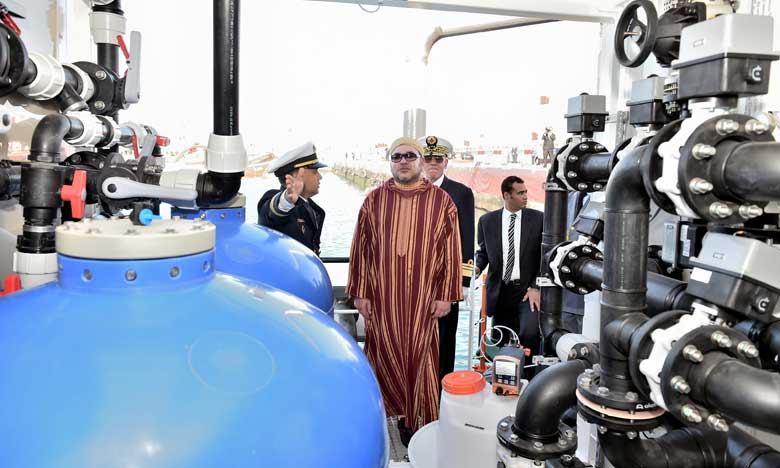 S.M. le Roi, Chef suprême et Chef d’État-major général  des FAR, inaugure à Dakhla la barge de désalinisation d'eau de mer «Oued Massa»