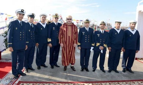 S.M. le Roi, Chef suprême et Chef d’État-major général  des FAR, inaugure à Dakhla la barge de désalinisation d'eau de mer «Oued Massa»