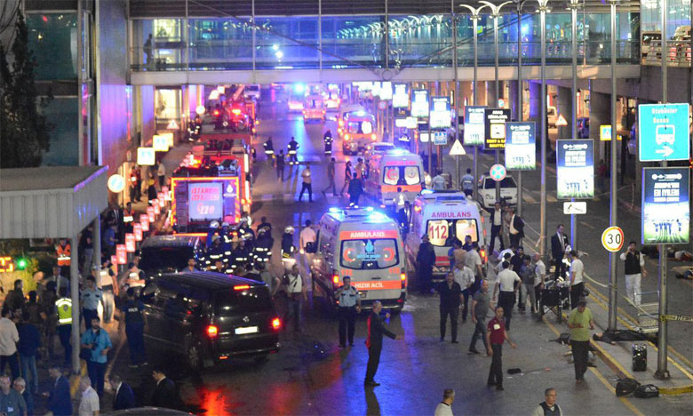 Au moins trente-deux morts dans un double attentat-suicide à l'aéroport d'Istanbul