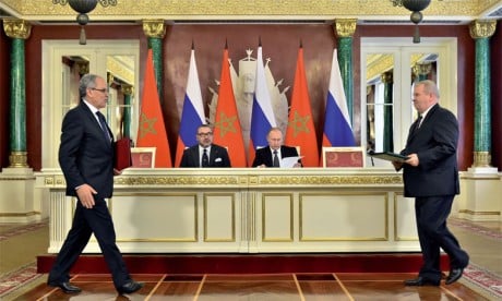15 mars 2016 : S.M. le Roi Mohammed VI et le Président de la Fédération de Russie, S.E.M. Vladimir Poutine, président, à Moscou, la cérémonie de signature de plusieurs conventions de coopération bilatérale dans divers domaines.Ph. MAP