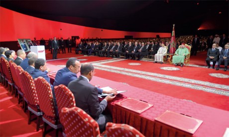 7 novembre 2015 : S.M. le Roi Mohammed VI, accompagné de S.A.R. le Prince Moulay Rachid, préside, à Laâyoune, la cérémonie de lancement du nouveau modèle de développement des provinces du Sud.Ph. MAP