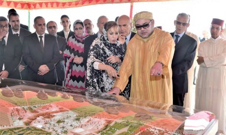 5 février 2016 : S.M. le Roi Mohammed VI procède, à Laâyoune, au lancement des travaux de réalisation  de la technopôle Foum El Oued.